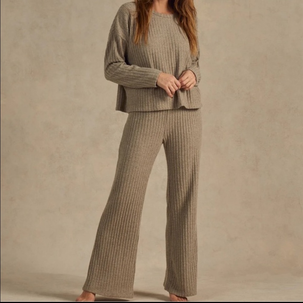 C.O.Z.Y RIBBED KNIT SET BROWN RIBBED SET BROWN Size 6/M Wide leg & wide sleeves.